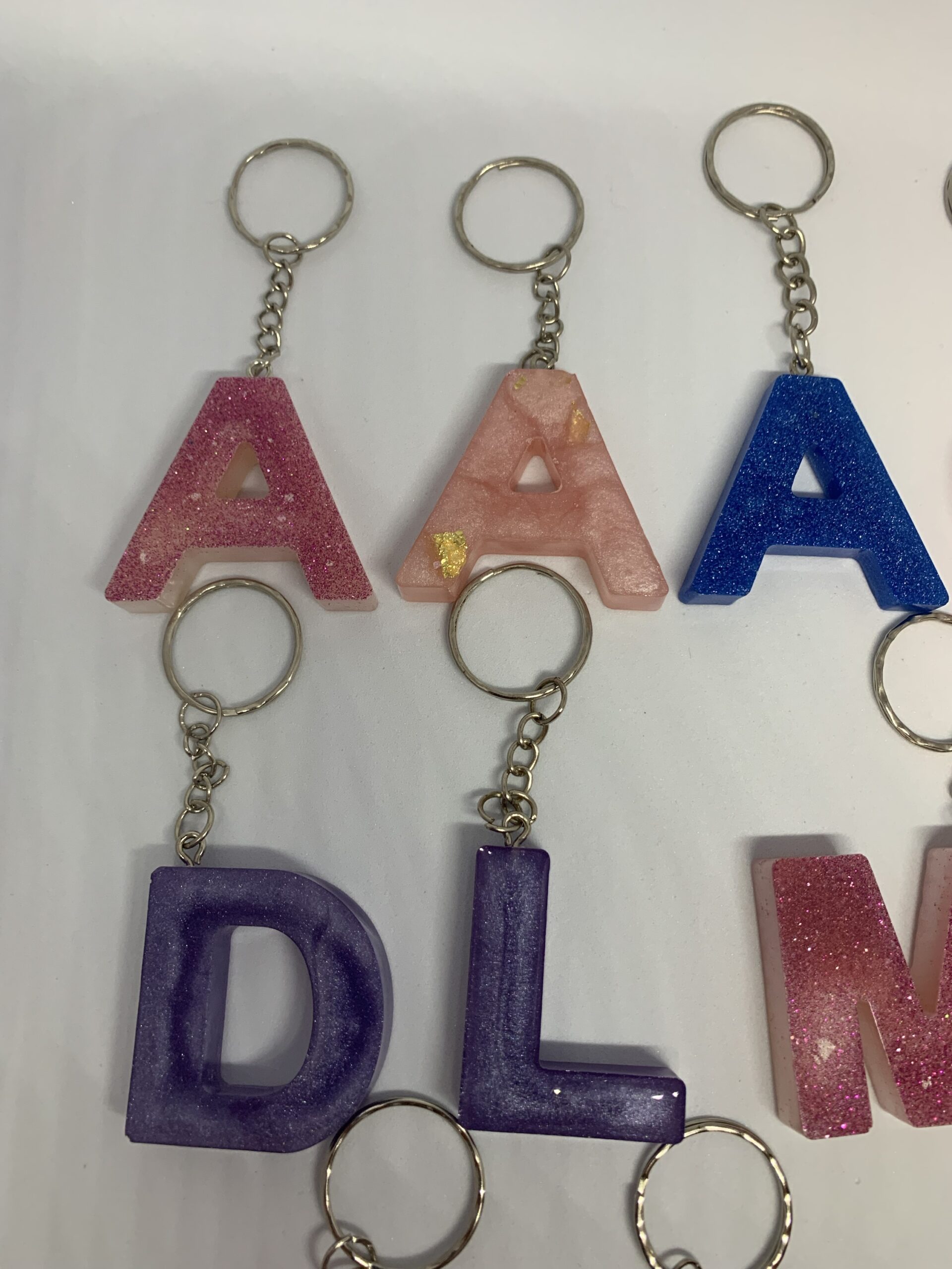 Xsclpomddy Porte-clés Mignon En Forme De Lettres De L'alphabet Pour Fille Avec Pompons Papillon En Résine Pour Sac à Breloques, Violet A, Taille